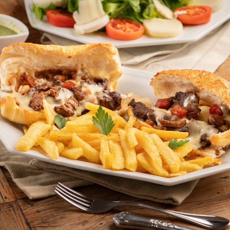 2 pães franceses, tiras de filé mignon com queijo gratinado acompanhado de fritas