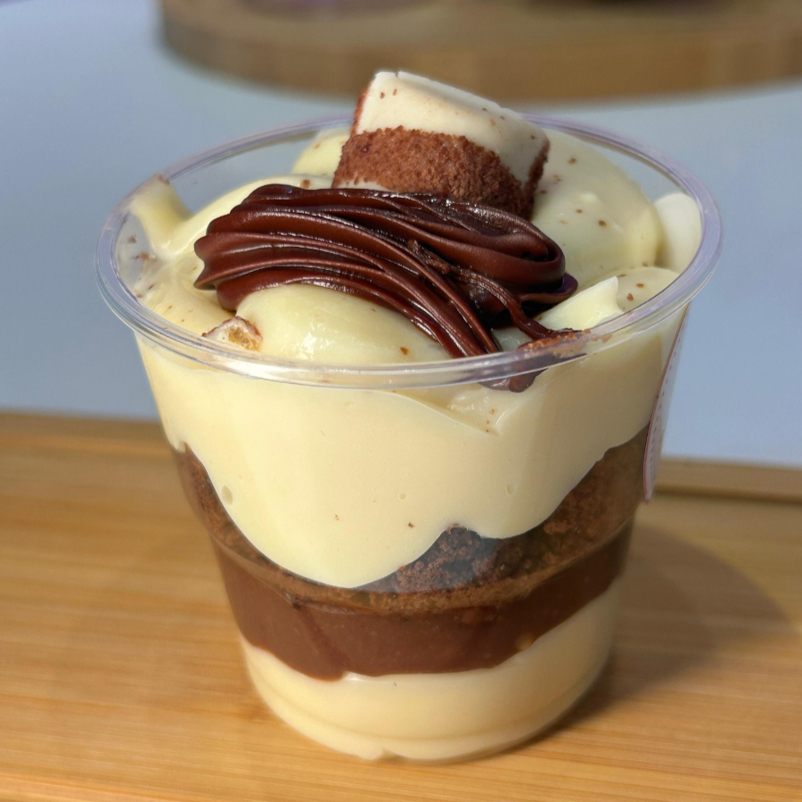 Copo da felicidade com pedaços de Kinder Bueno, brownie macio, camadas de creme de Ninho e creme de chocolate super cremoso. Uma combinação irresistível, perfeita pra matar a vontade de doce!