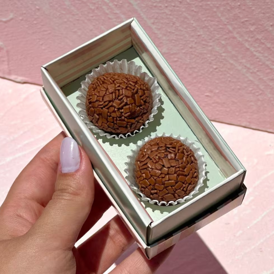 Caixa com 2 docinhos de brigadeiro Belga. Obs. 1: não alteramos nenhum produto ou retiramos/adicionamos ingrediente. Obs. 2: produto de consumo imediato. Obs. 3: alguns produtos podem vir com vencimento do mesmo Dia.
