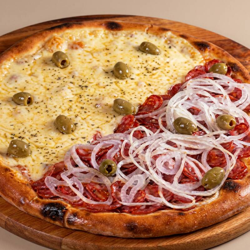 Pizza meia calabresa meia mussarela.