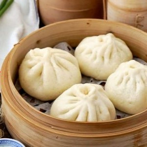 Descubra o encanto do 'Bao Zi Lombo de Porco ao Molho de Ostra (4 Unids), uma preciosidade da culinária artesanal. Este prato se destaca por seus pãezinhos feitos no vapor, recheados com um saboroso lombo de porco defumado ao molho de ostra.