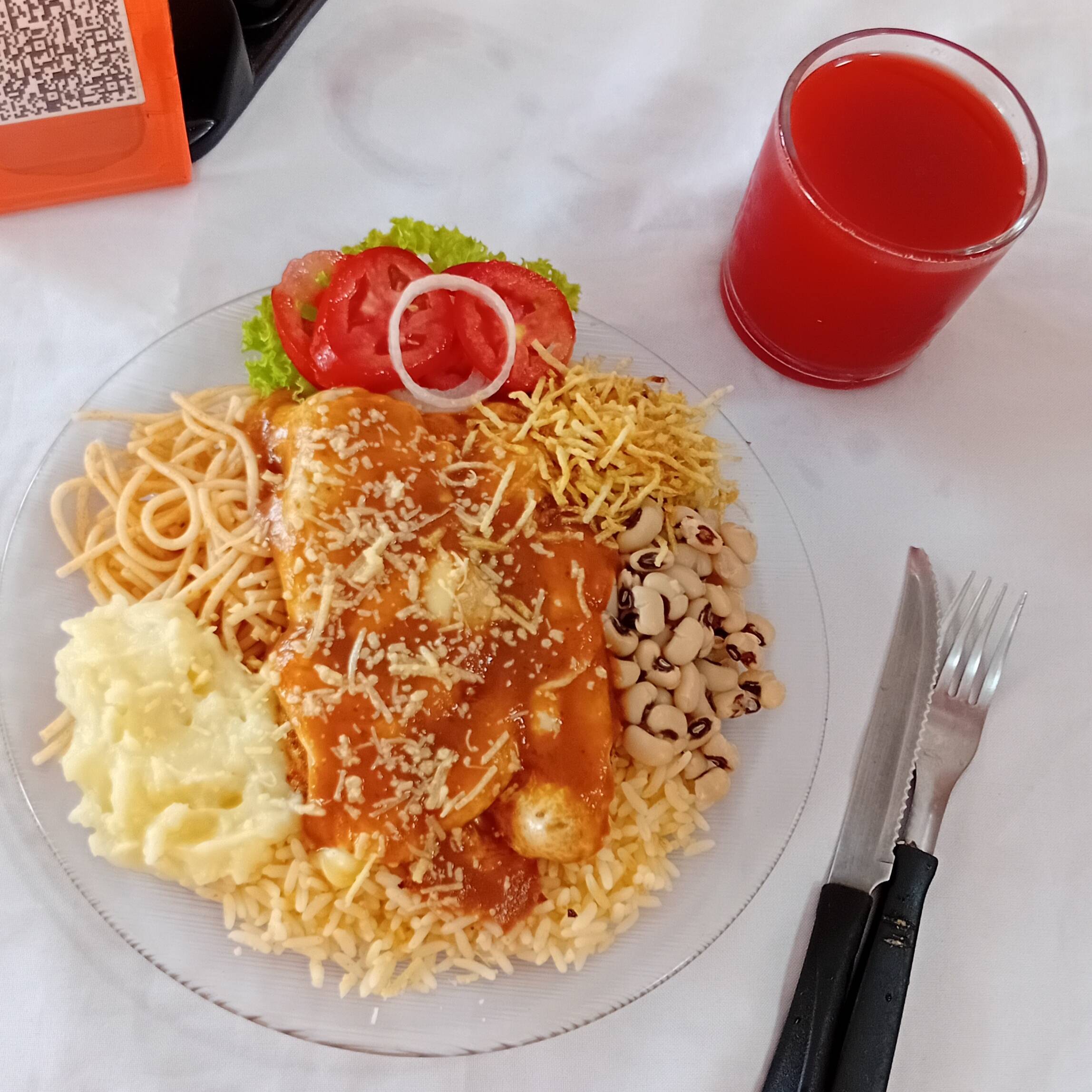 Esse prato delicioso acompanha macarrão, Purê de batata e batata frita