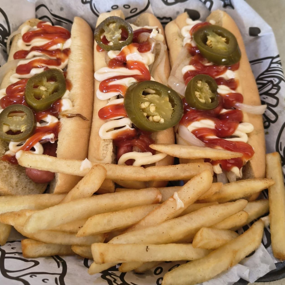 3 perros calientes con papas