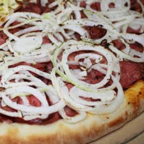 Molho de tomate, mussarela, cebolas, alho frito, azeitonas e orégano