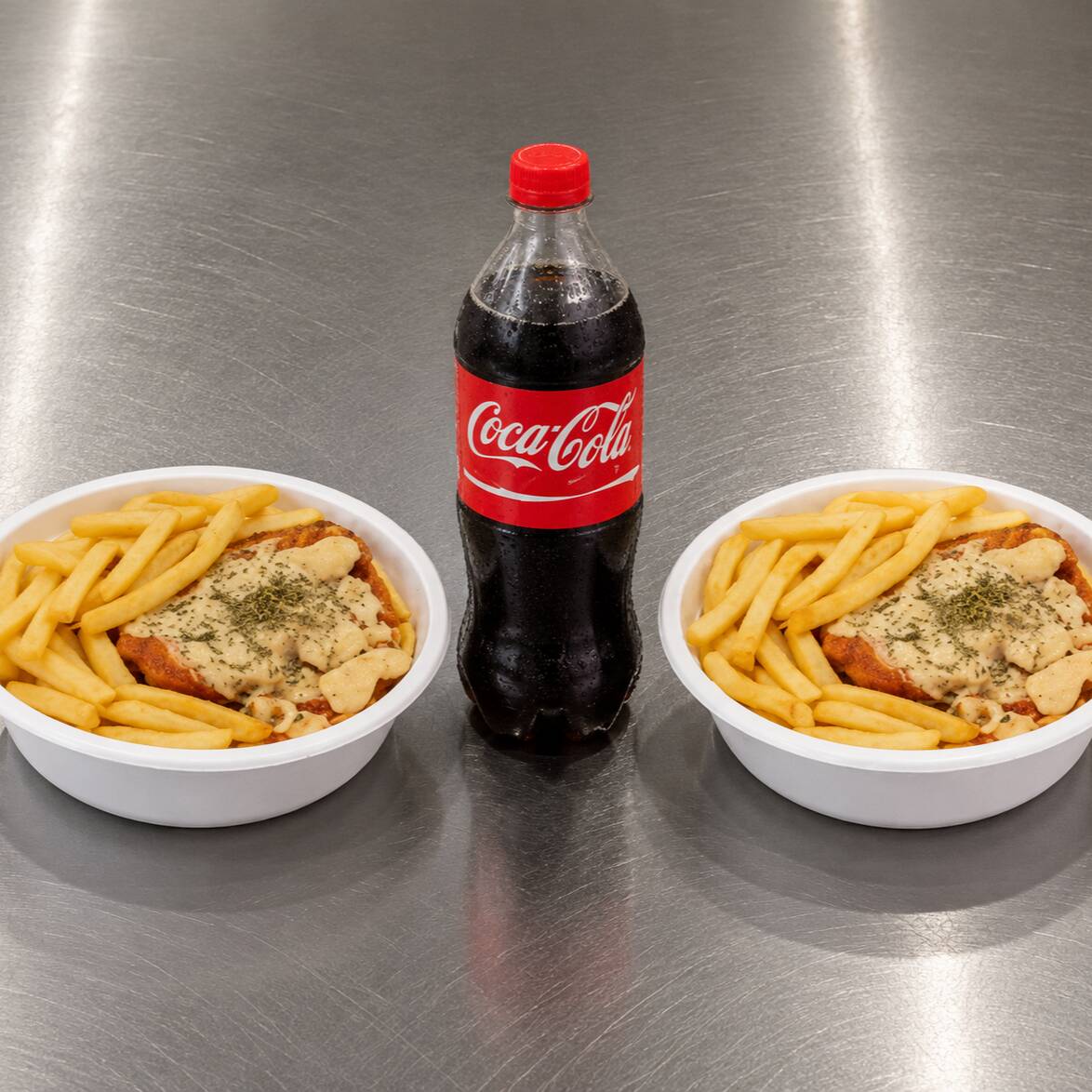 2 Marmitas de a Parmegiana de Frango Grande, Acompanha Arroz, Feijao, Salada, Farofa, Fritas e Cola cola 2 Litros