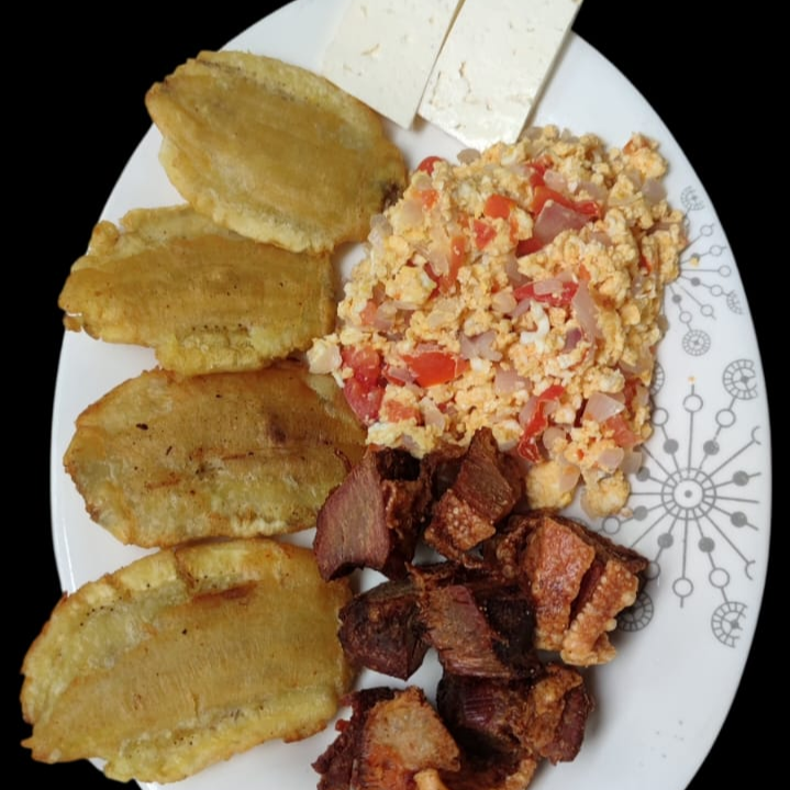 BANDEJA COSTEÑA CON CHICHARRON