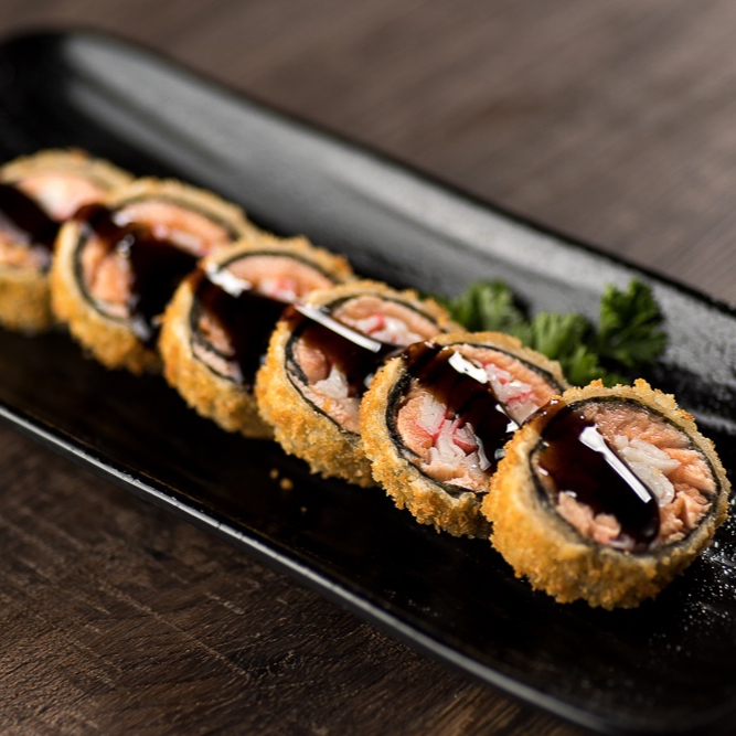 Rolo de sushi com recheio de Filé de Salmão e cream Cheese e arroz, empanado e frito por fora.