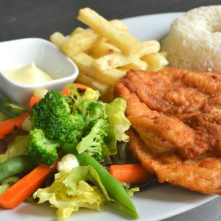 Suprema c Papas Fritas, Arroz y Ensalada + Bebida