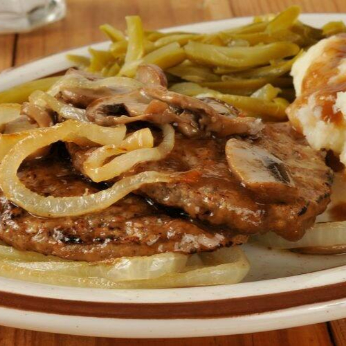 Experimente nosso suculento bife de contrafilé acebolado que acompanha arroz, feijão e legumes.