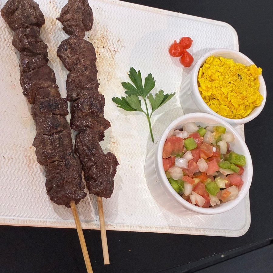Delicioso espetinho de alcatra grelhado no ponto, servido com arroz branco soltinho, vinagrete caseiro e nossa farofa especial crocante. Perfeito para matar a fome com muito sabor!