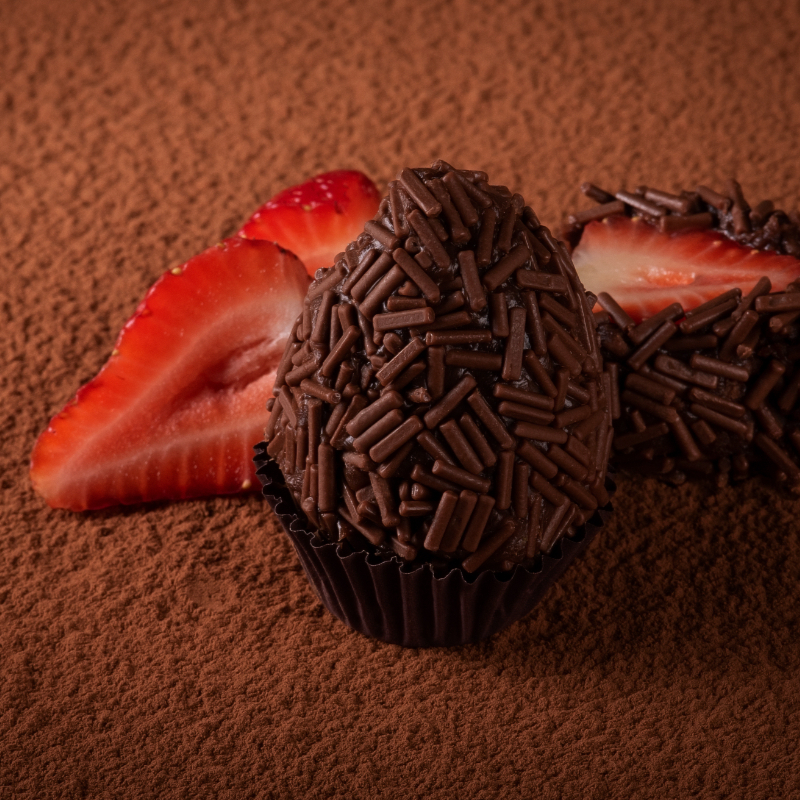 Brigadeiro gourmet de chocolate ao leite com morango e confeito ao leite. Aprox 80g