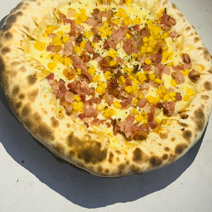 Molho, mussarela, bacon, milho e orégano.