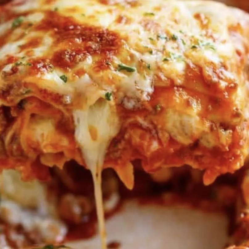 Massa fresca produzida artesanalmente na casa, molho de tomate caseiro, requeijão, blend de queijos.