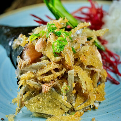 2 temakis - Pele de salmão grelhada e crocante, combinada com arroz japonês temperado e cream cheese, enrolada em nori crocante + Coca Cola 250ml