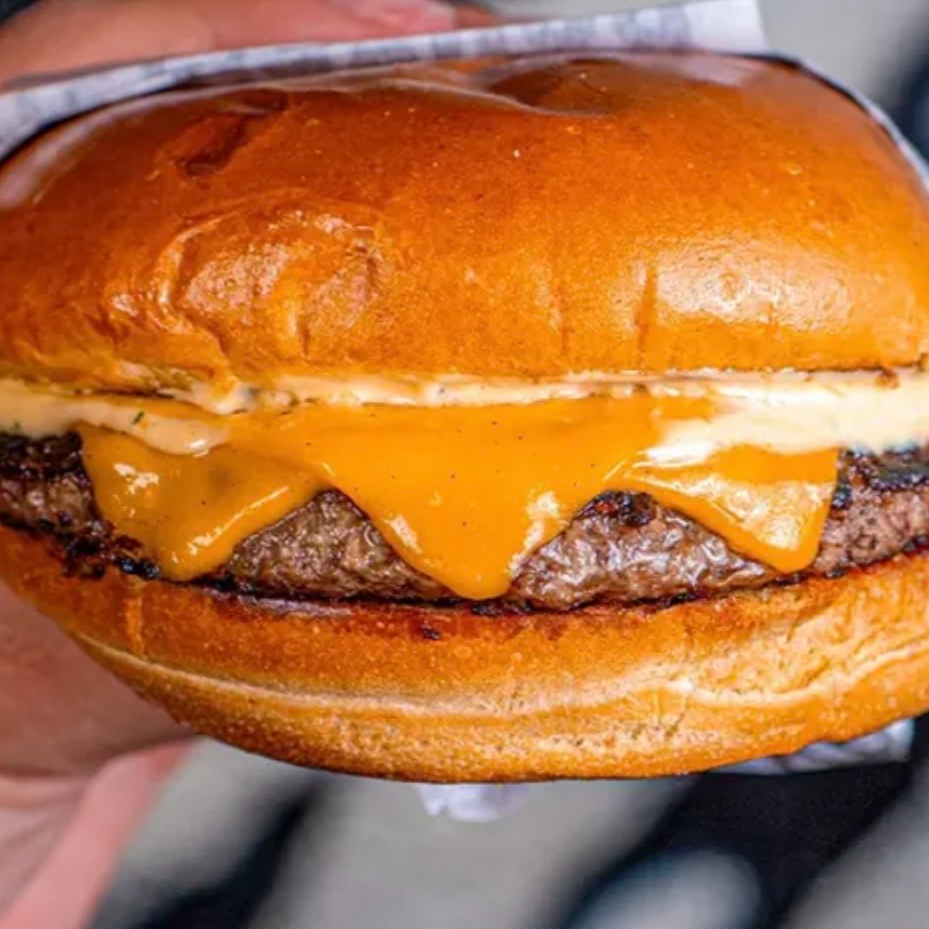 Pão de Brioche, Delicioso blend de 120g de carne bovina, 2 fatias de queijo cheddar e molho especial