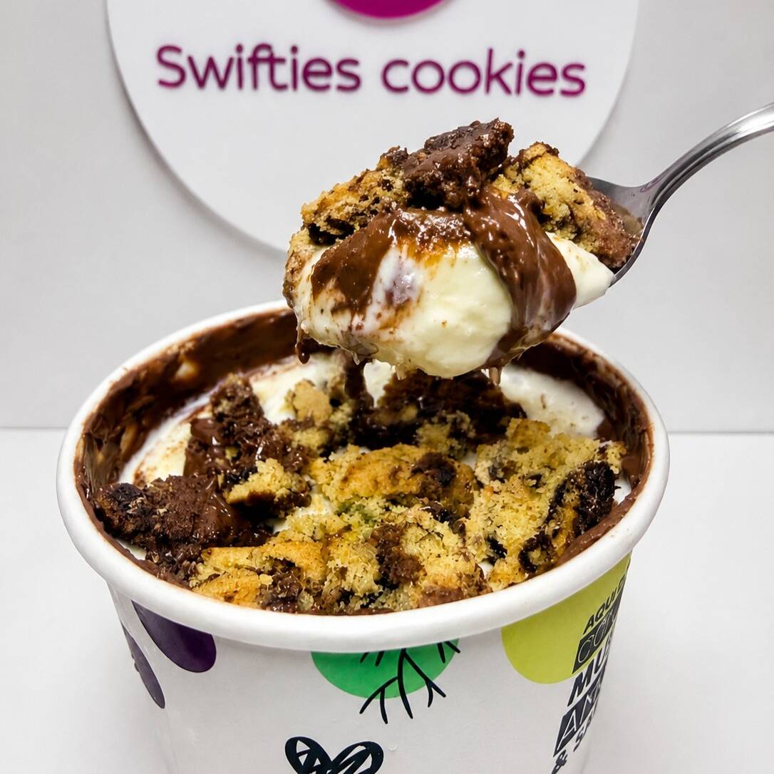 Sorvete de creme supercremoso, servido em um pote de 240ml trufado com Nutella, com bastante pedaços de cookie recheado com Nutella em camadas no meio e também por cima. Uma combinação intensa, cremosa e irresistível.