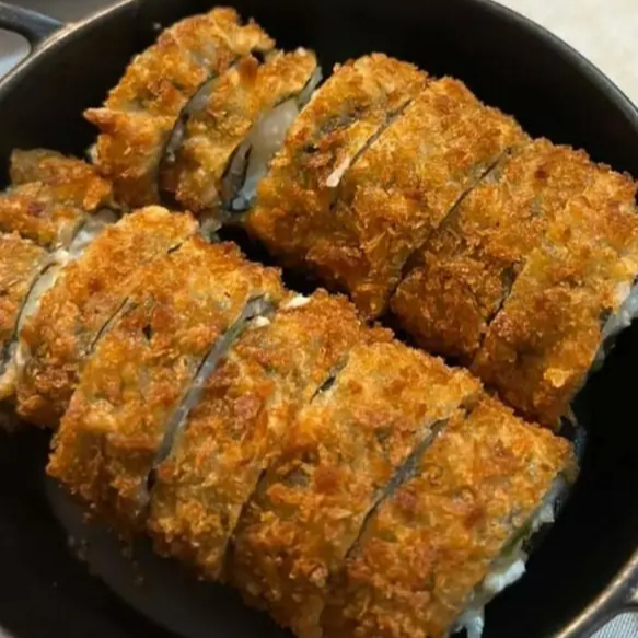 Salmão, cream cheese, arroz, e alga envoltos na farinha panko.