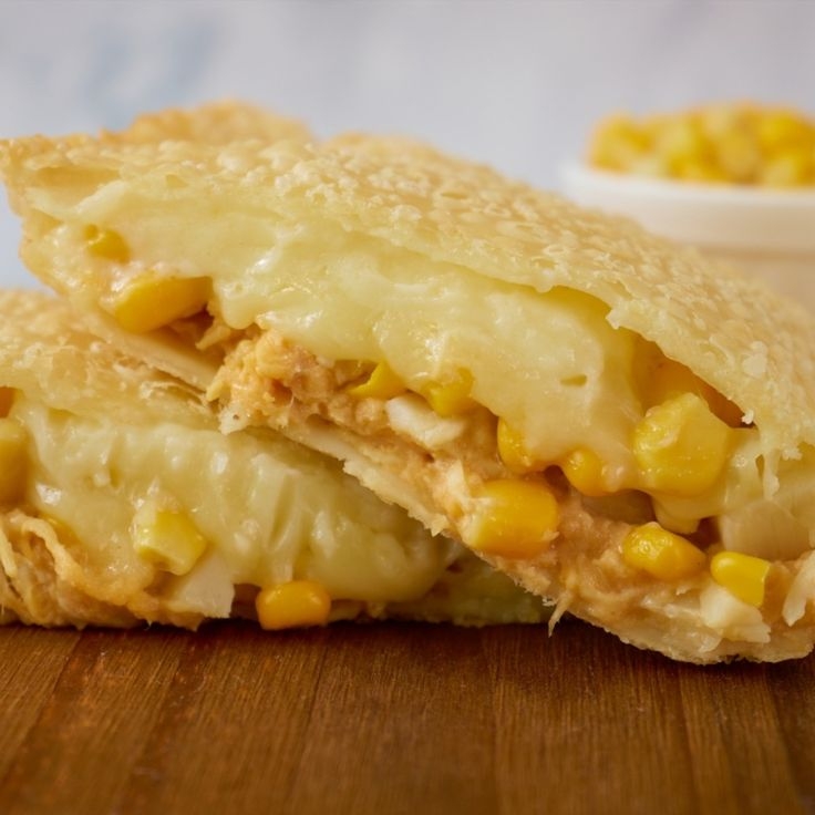 Frango desfiado bem temperado acompanhado de queijo e milho verde