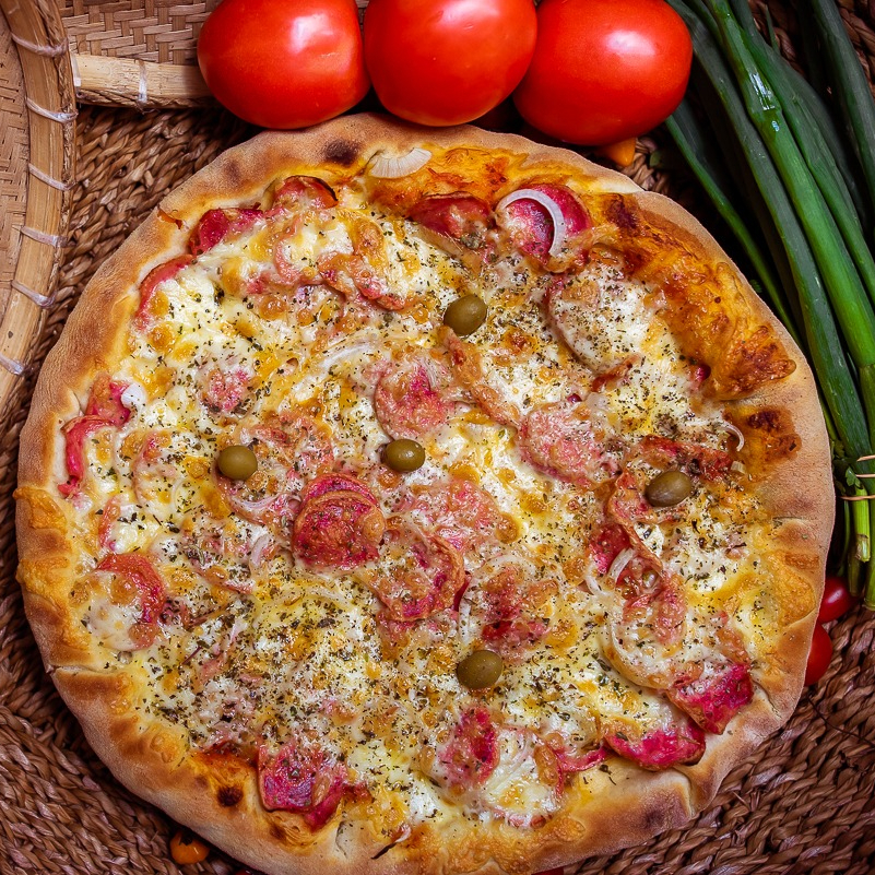 Molho, mussarela , presunto, tomate ,orégano e azeitonas