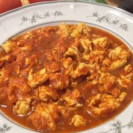 Huevos en Salsa Roja