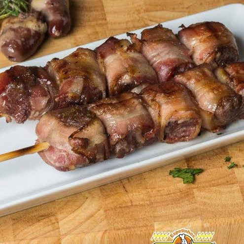 Cubos de carne enrolado com fatia de bacon
