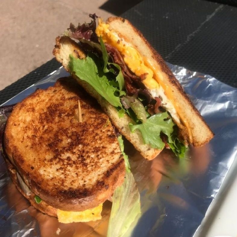 Sandwich de huevo Y Jugo Verde
