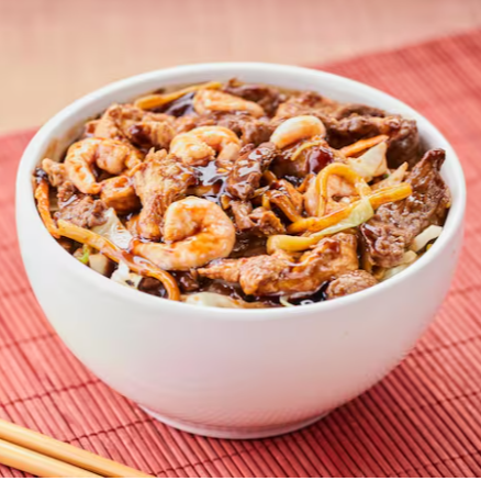 Macarrão yakisoba frito com carne, frango, camarão, presunto e mix de legumes ao molho shoyu. Finalizado com especiarias orientais e óleo de gergelim torrado.
