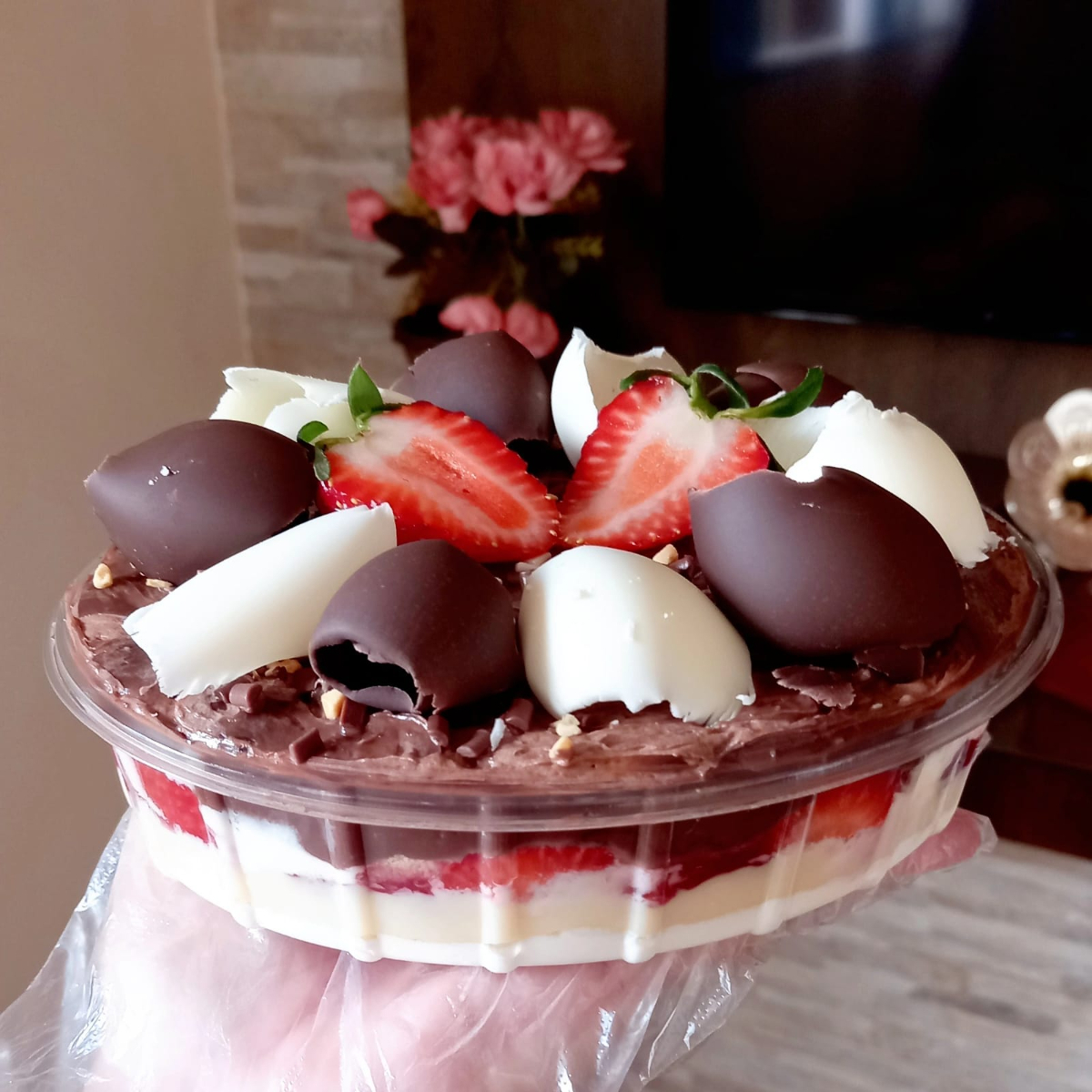 Bolo de chocolate molhado com calda especial, recheio de Ninho cremoso com morangos frescos e musse de chocolate gourmet. Cobertura raspas de chocolate preto e branco com morangos. Embalagem de 1 litro pesando aproximadamente 600 gramas Serve 4 a 5 pessoas