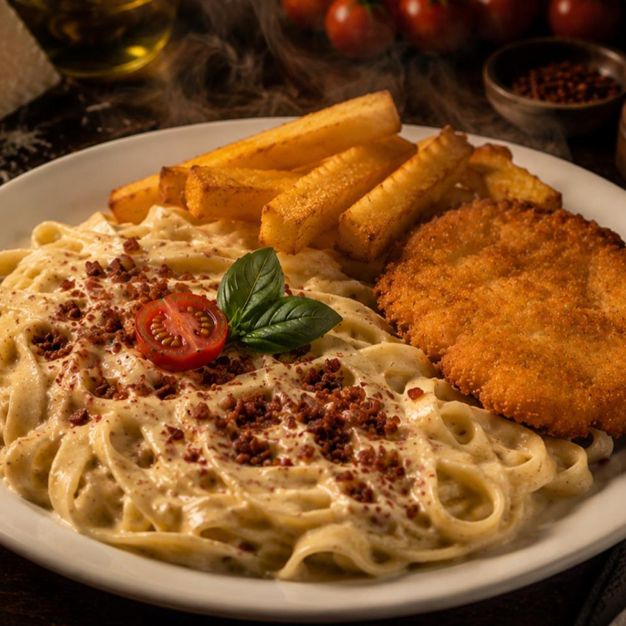 Fettuccine ao molho carbonara, servido com frango empanado e polenta.