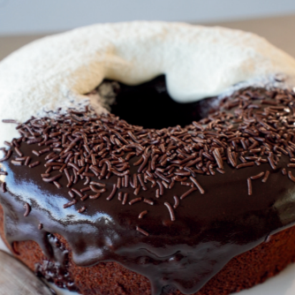 Na nossa loja de bolos é o bolo típico de receita da vovó, que lembra fim de tarde com cheiro de café fresco. Confira esta versão com calda de chocolate e calda de leite Ninho, juntando o melhor de todos os sabores.
Serve 16 fatias.