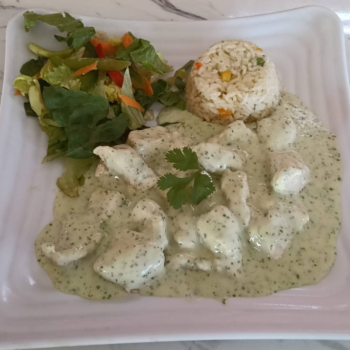 PECHUGA DE POLLO EN CREMA DE CILANTRO