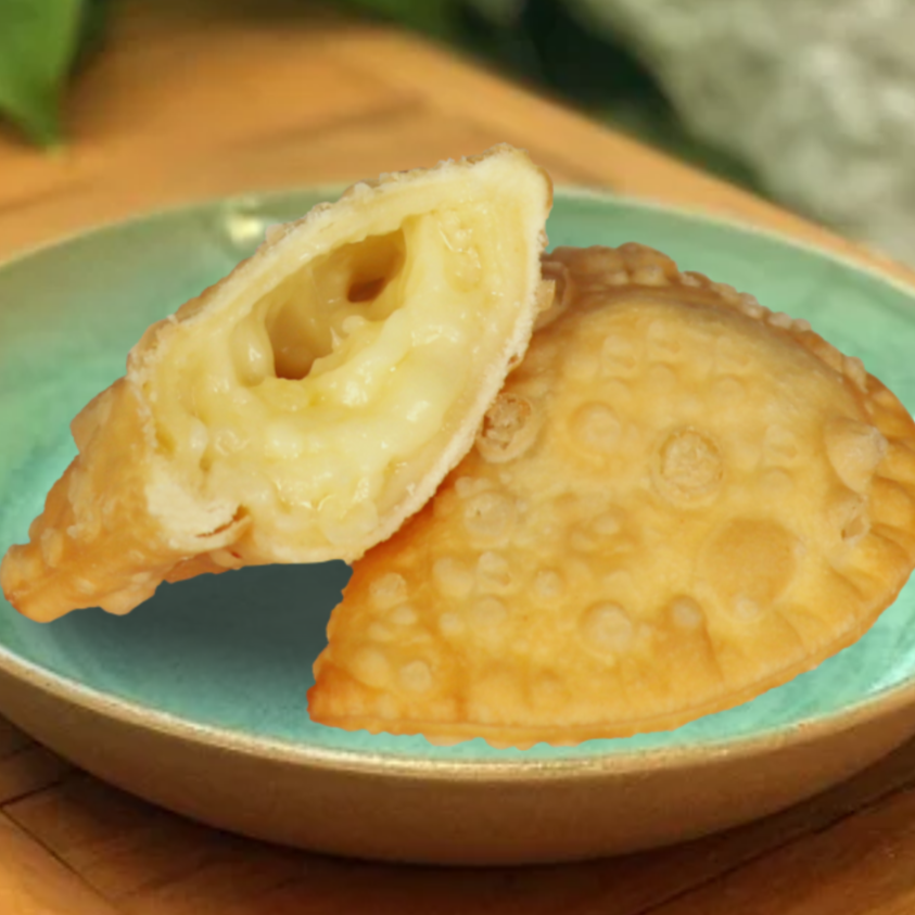 Pastel recheado com queijo.