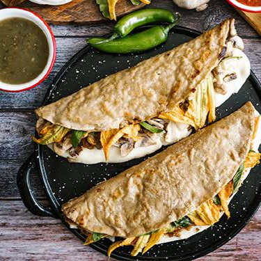 Quesadilla de bisteck y agua de 500ml