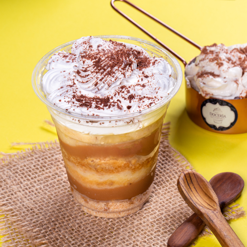 O Queridinho! Creme de Banana + Doce de Leite + Chantilly gourmet + Leve Camada de Pão de Ló Branco + Biscoitos triturados. Experimente Agora essa delícia! Peso: 250 gramas. Serve 1 pessoa. - Importante: atendendo às melhores práticas de confeitaria, nosso produto é mantido semicongelado para maior frescor e qualidade.