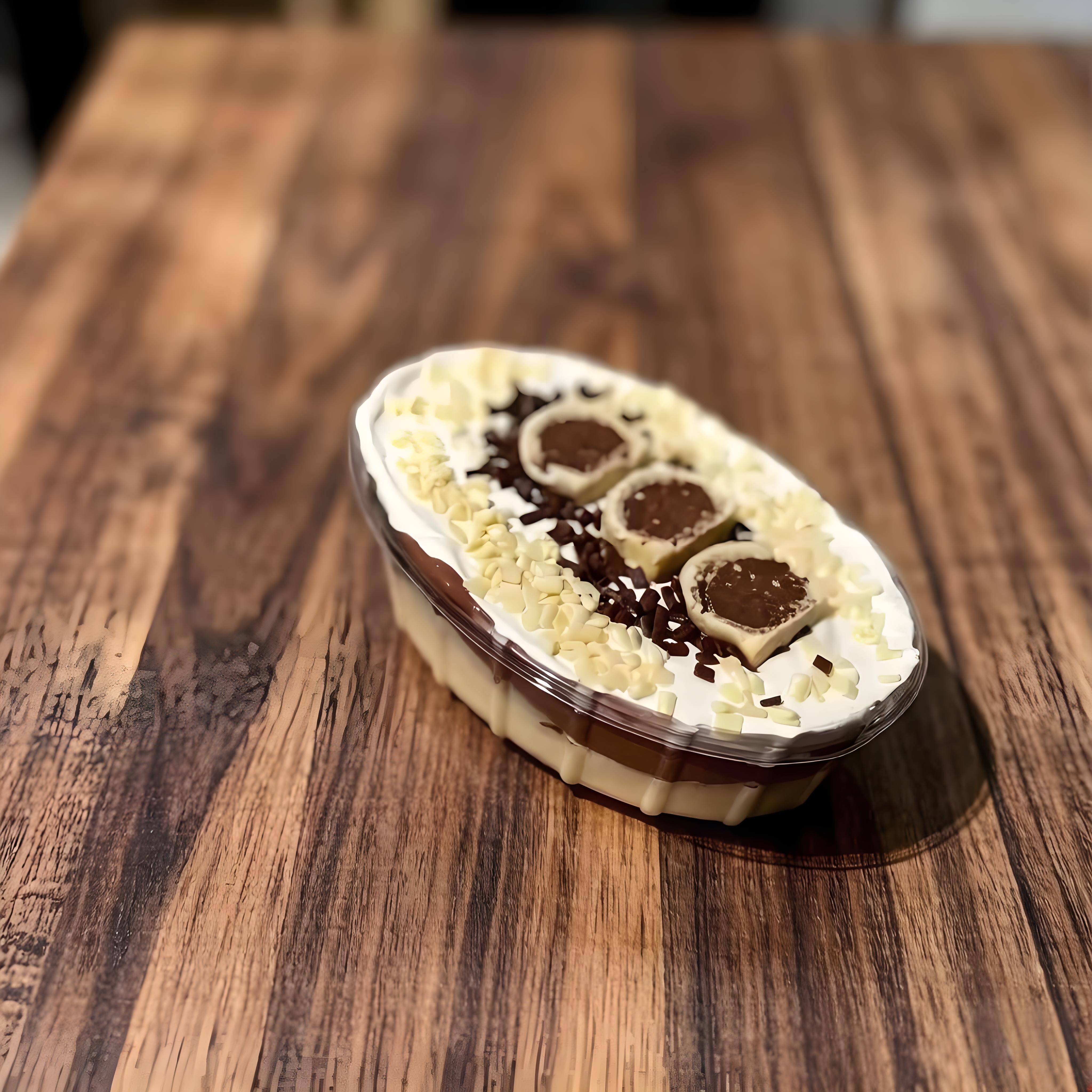 Camadas de creme de ninho, ouro branco picado e creme de brigadeiro. Finaliza com mousse de ninho, mais ouro branco e granulados gourmet. Tamanho 1 litro serve 2 a 3 pessoas.