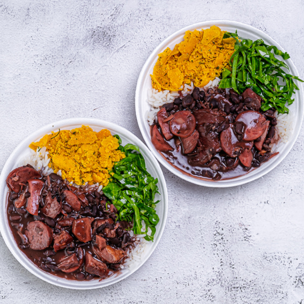 2 Marmitas de feijoada magra individual (arroz, carne seca, lombo, costelinha, linguiça calabresa, paio, couve refogado na manteiga, farofa e torresmo). Marmita indicada para 02 pessoa.