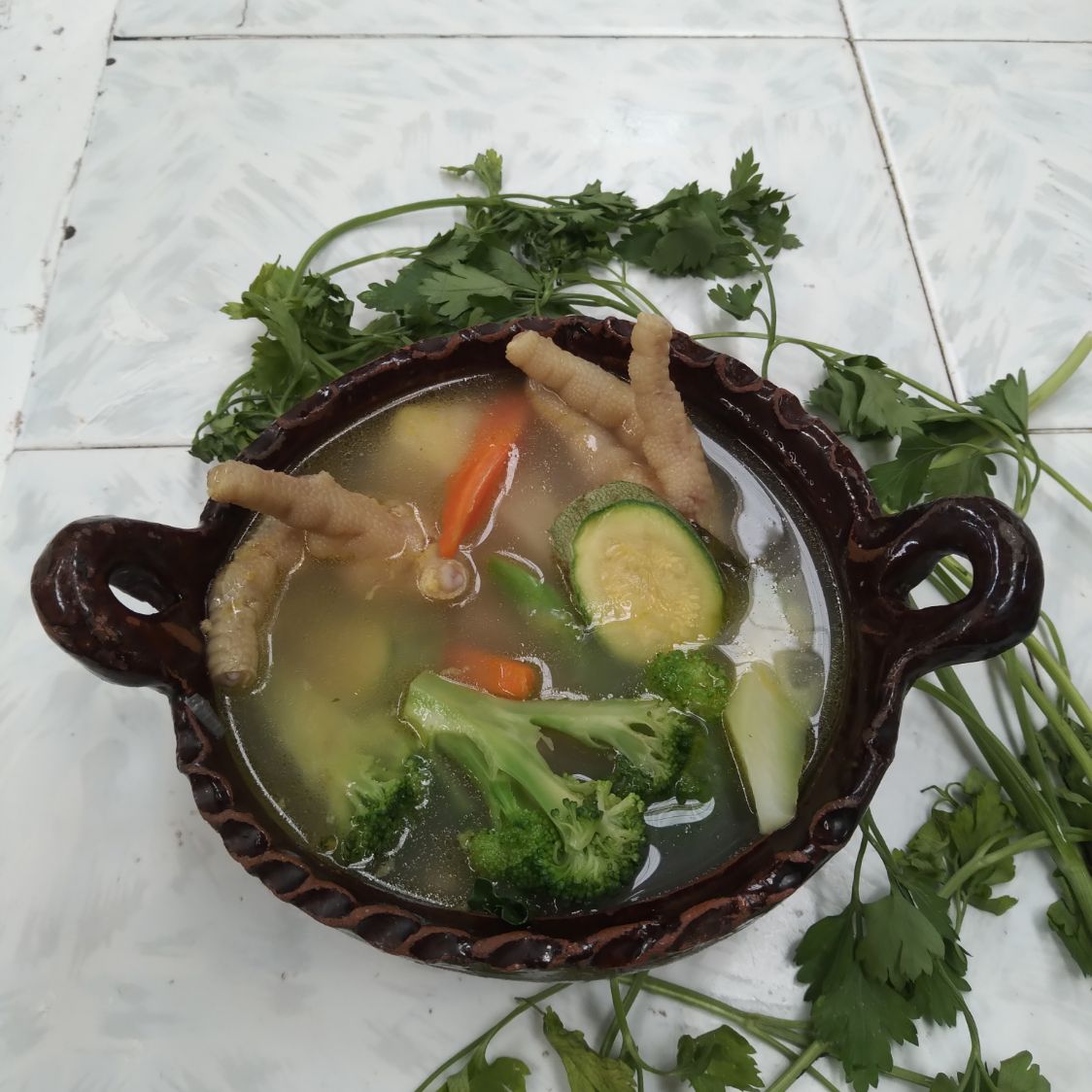 CALDO DE POLLO CON MENUDENCIAS