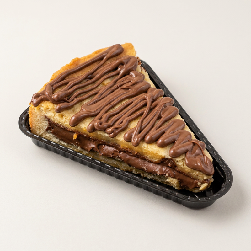 Nossa Torta Cookie está com novo formato! Massa feita com açúcar refinado, açúcar mascavo, manteiga, trigo e ovos. Recheada de Nutella Original. Indicado para fãs de cookie, Nutella e para aquela hora do lanche que pede uma sobremesa super especial.