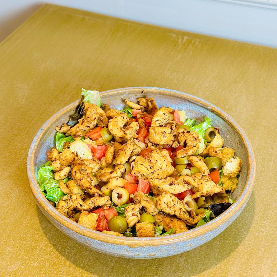 Mix de folhas, frango grelhado, tomate, croutons, azeitona, no molho de iogurte, mostarda e mel.