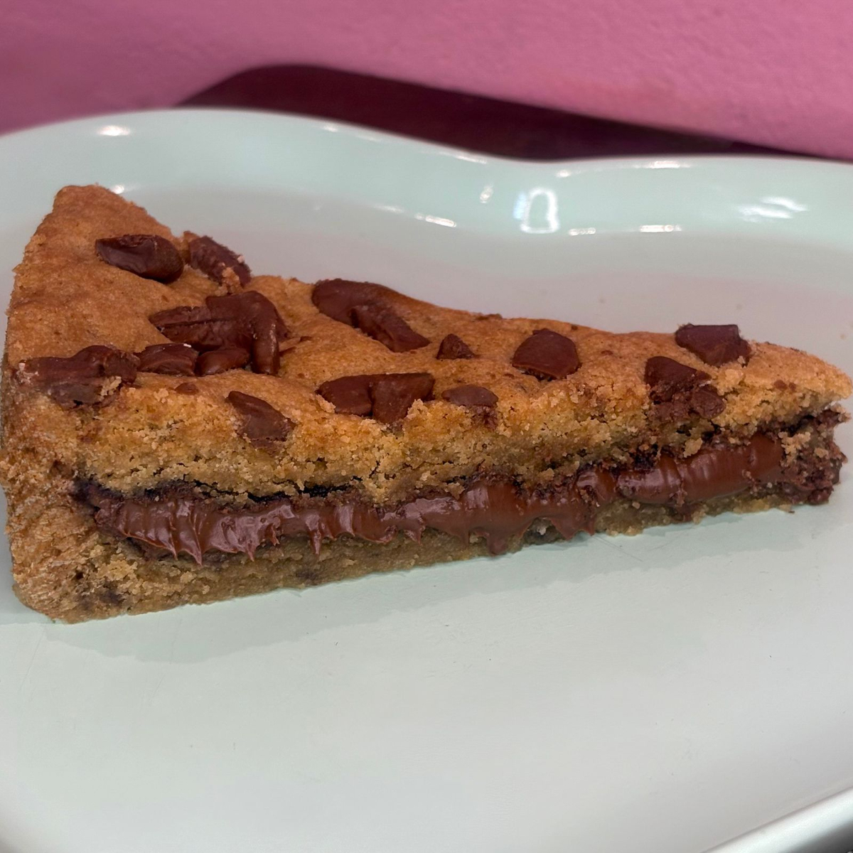 Cookie recheada com Nutella. Quentinha, macia e absurda de boa.