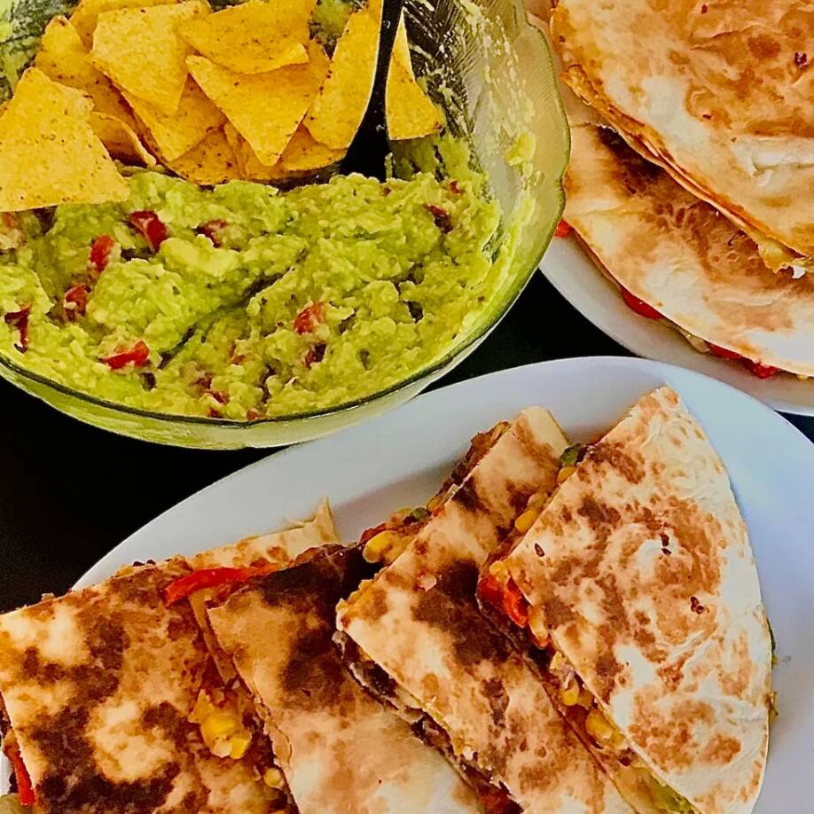 4 deliciosas tortilhas caseiras tostadas e recheada com chilli beans de carne, tomate e queijo derretido. Acompanha porção de nachos individual e guacamole.