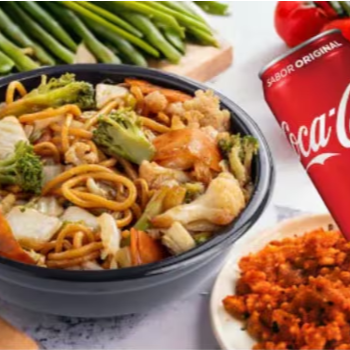 Desfrute de um autêntico Yakisoba Misto de 400 gramas, repleto de sabor. Este prato, tradicional da culinária oriental, é elaborado com deliciosas tiras de carne suculenta e frango tenro, habilmente salteados. Acompanha uma generosa porção de legumes frescos e crocantes, adicionando cor e uma explosão de nutrientes. Para completar esta experiência gastronômica, incluímos uma lata de Coca-Cola gelada, proporcionando um equilíbrio perfeito de sabor. Este é o verdadeiro sabor do Yakissoba e Teppanyaki! Aproveite cada garfada dessa delícia.