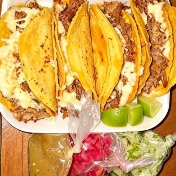Una orden de tacos de quesabirria de res