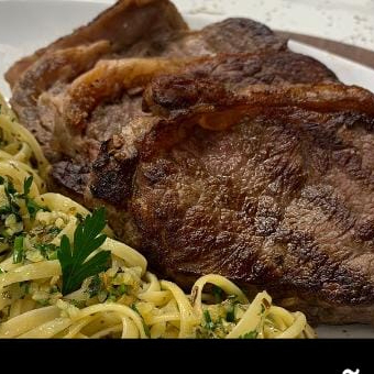 Arroz, feijão, bisteca, macarrão alho óleo,e o que tiver no dia de legumes.