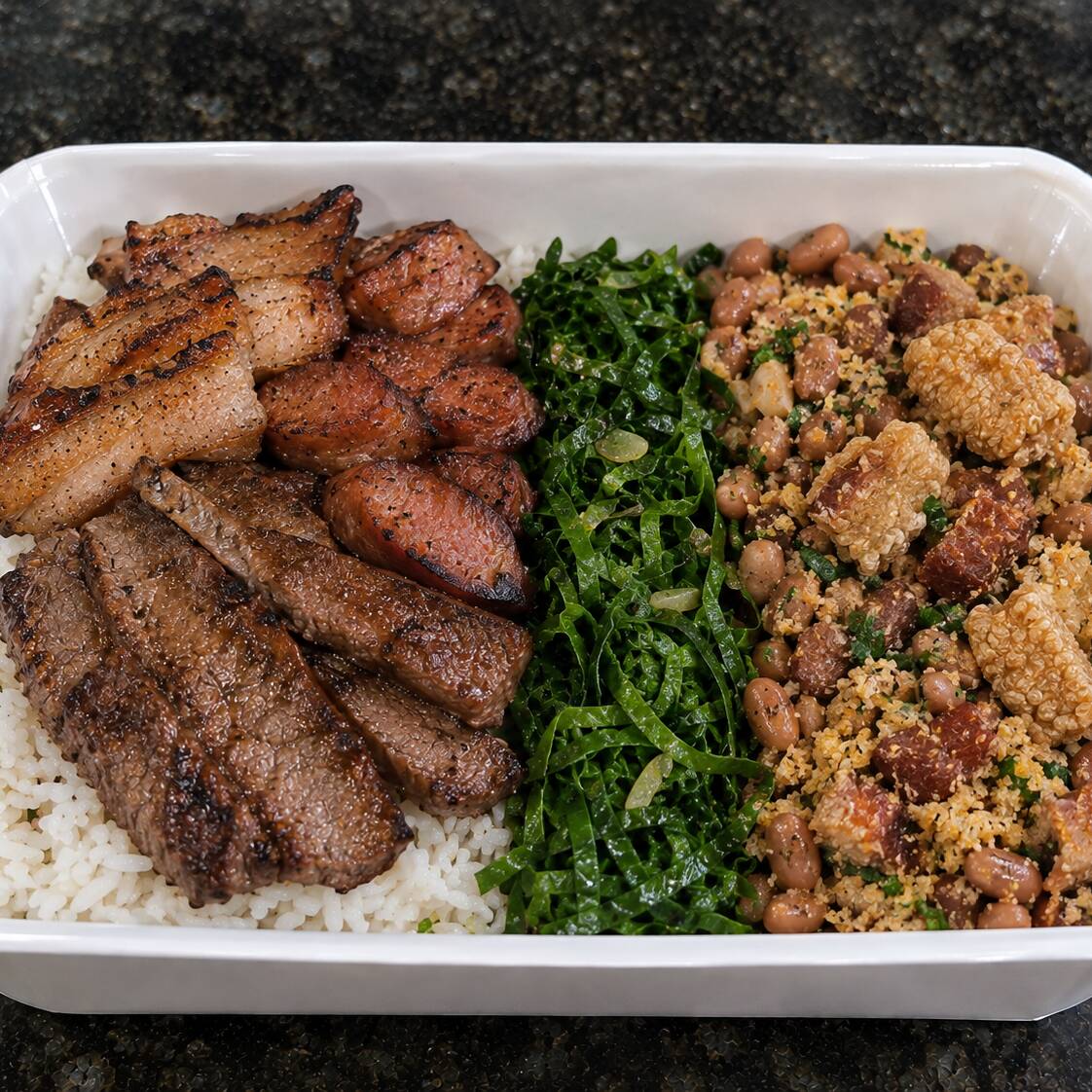 Saboroso tropeiro com linguilça, bacon, ovos e pernil, arroz soltinho, couve, torresmo crocante e proteína a sua escolha.