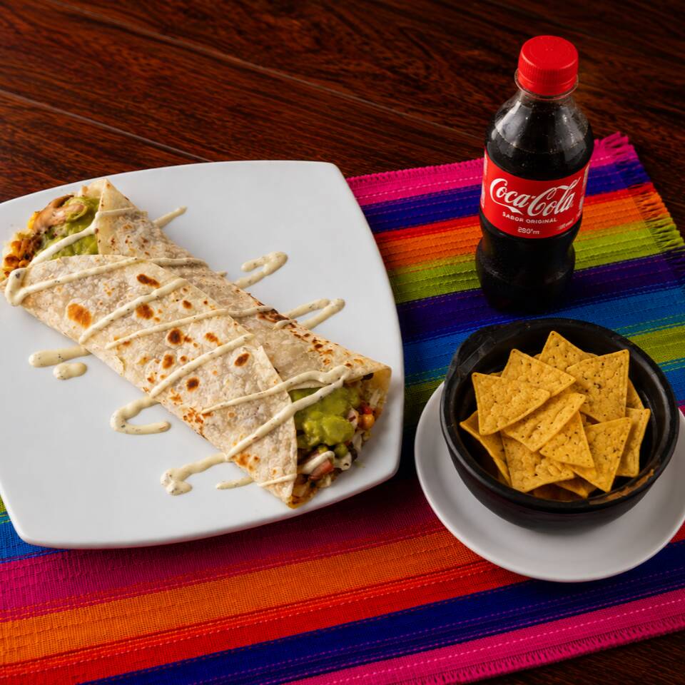 Combo Burrito Personal + Nachos + COCA-COLA 250ml