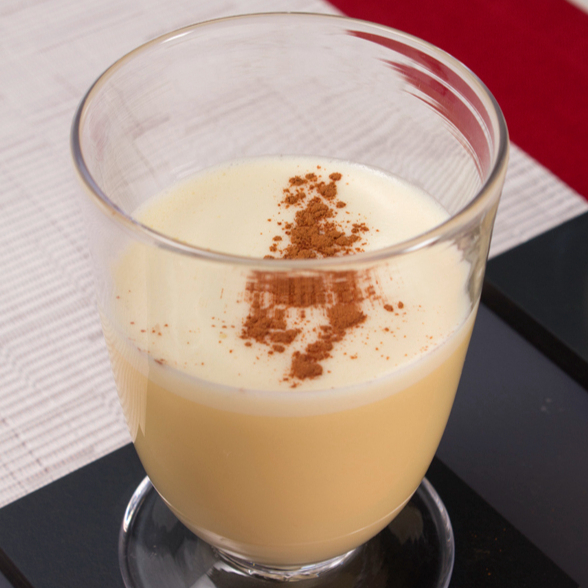 2 gemas batidas com leite, açúcar e canela