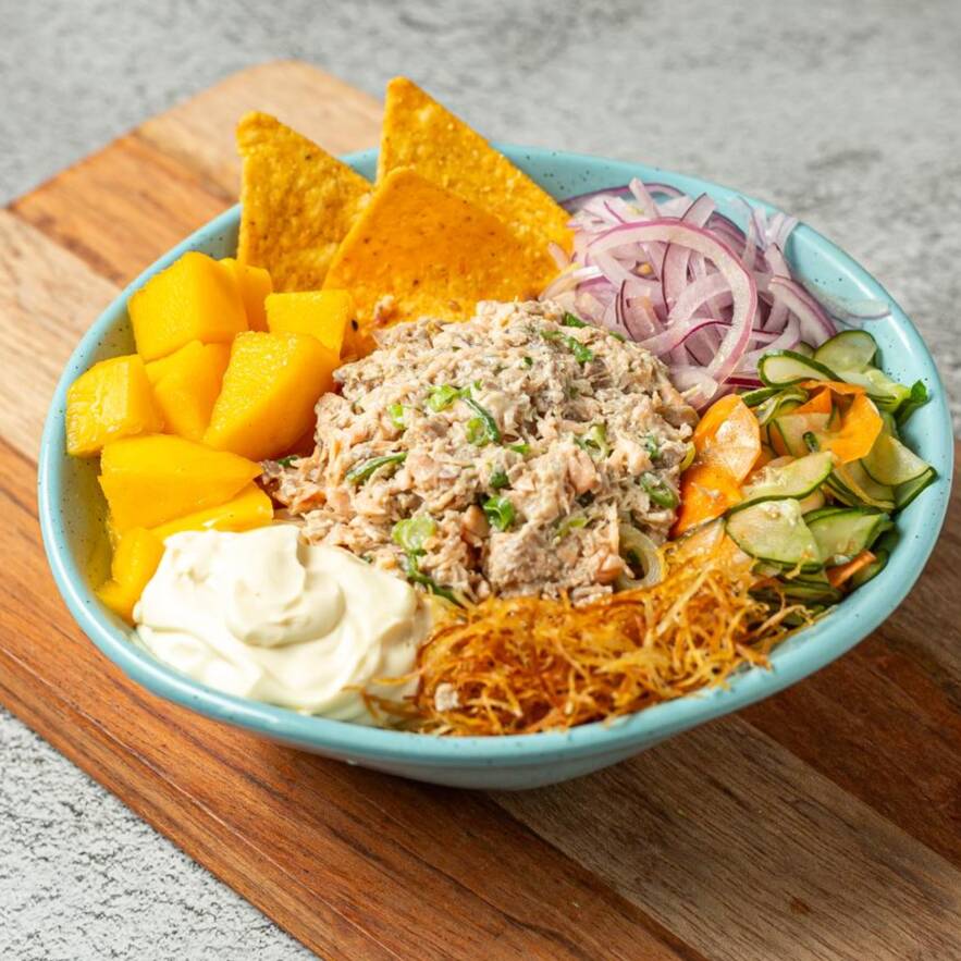 Base arroz japonês, Pedacinhos de Manga em Cubos, Cebola Roxa, Pepino Fatiado, Doritos, Chips de Batata e Salmão Grelhado Batido com Cream Cheese e Cebolinha,