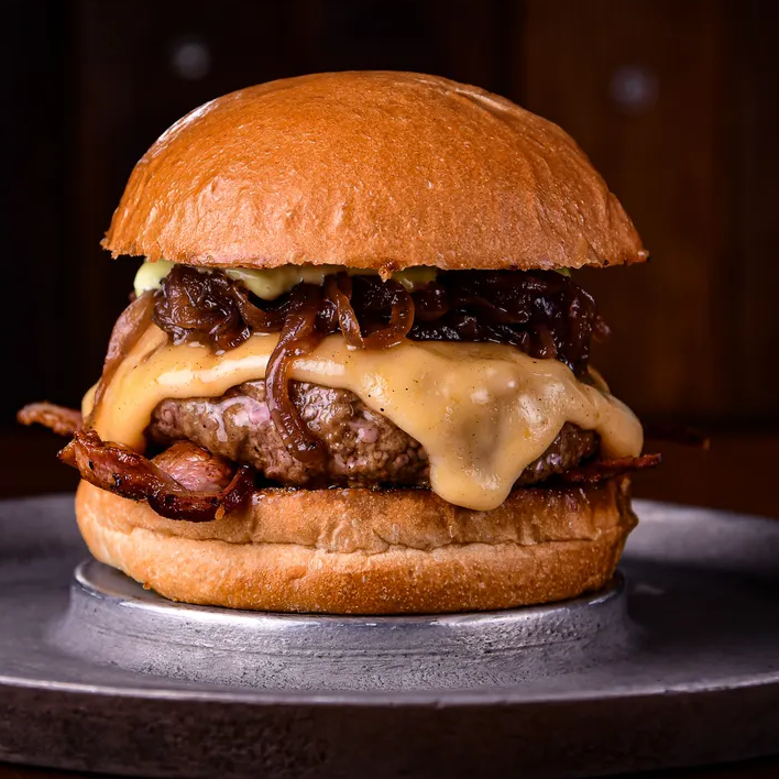 PAO DE HABURGUE PINCELADO NA MANTEIGA 2 CARNES ARTESANAL CHEDDAR BACON E CEBOLA CARAMELIZADA