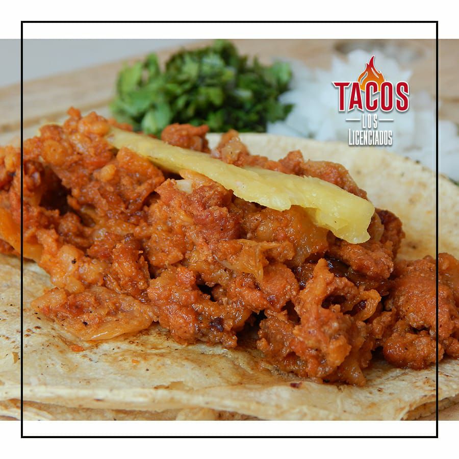 Taco de pastor con queso.